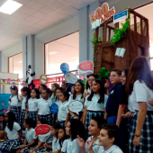 Estudiantes en el stand del Ministerio de Educación