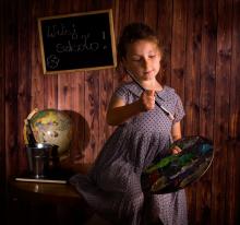niña pintando