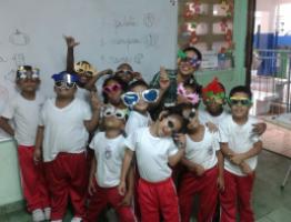 maestra y niños