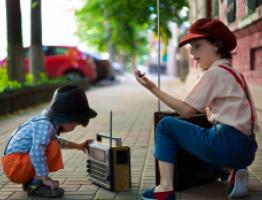 niños con radio